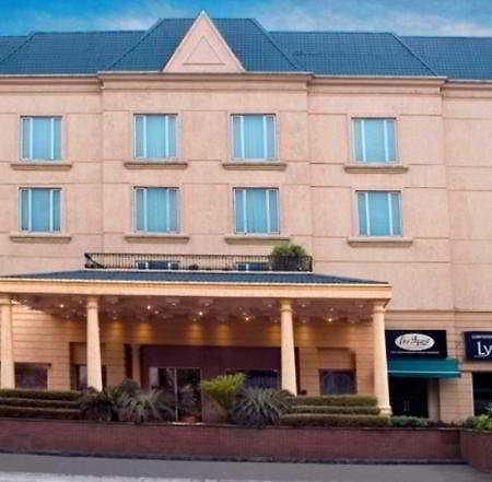 Savoy Suites Νόιντα Εξωτερικό φωτογραφία