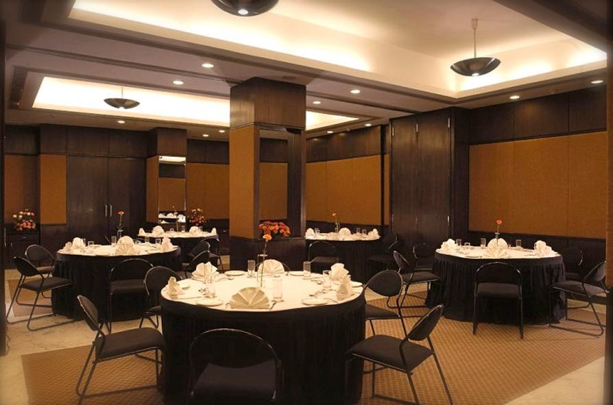 Savoy Suites Νόιντα Εστιατόριο φωτογραφία